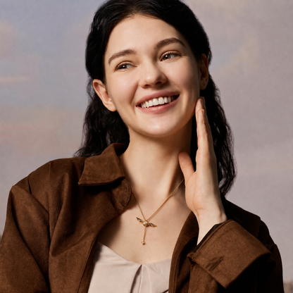 Collar Lariat Con Brillo y Alas Doradas