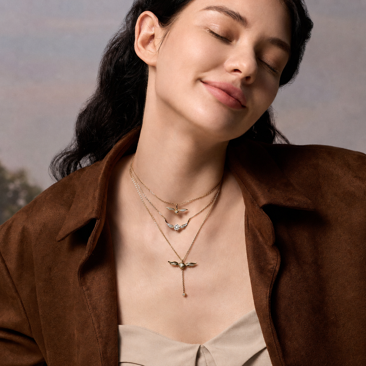 Collar Lariat Con Brillo y Alas Doradas